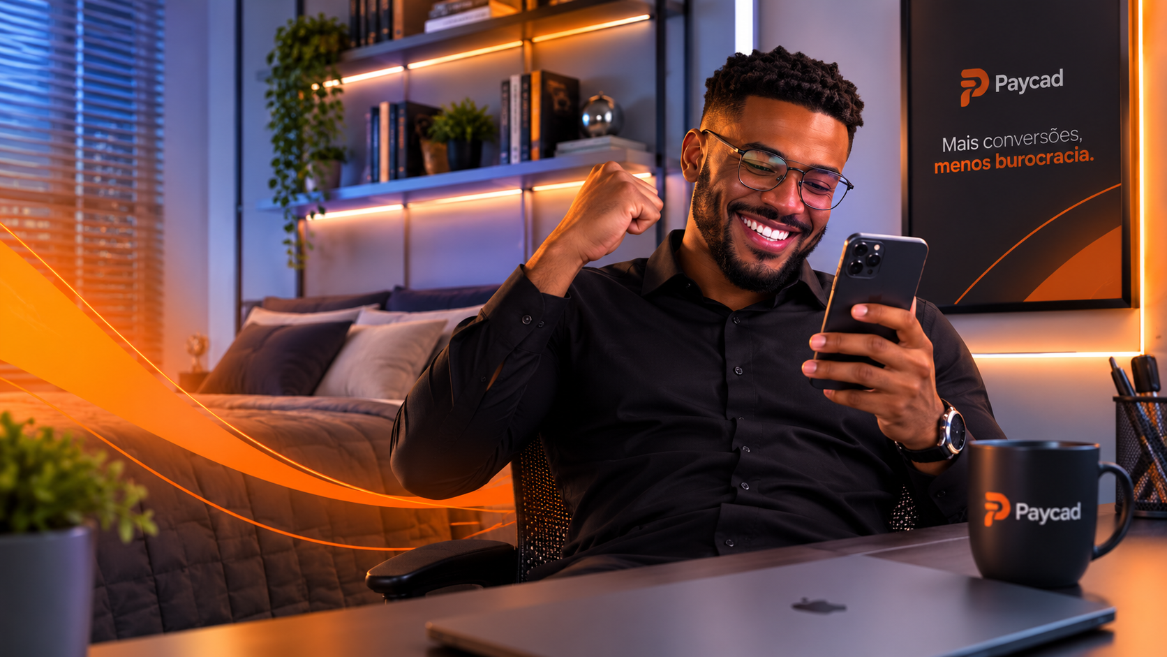 Empreendedor comemorando um pagamento PIX recebido pela PayCad no celular